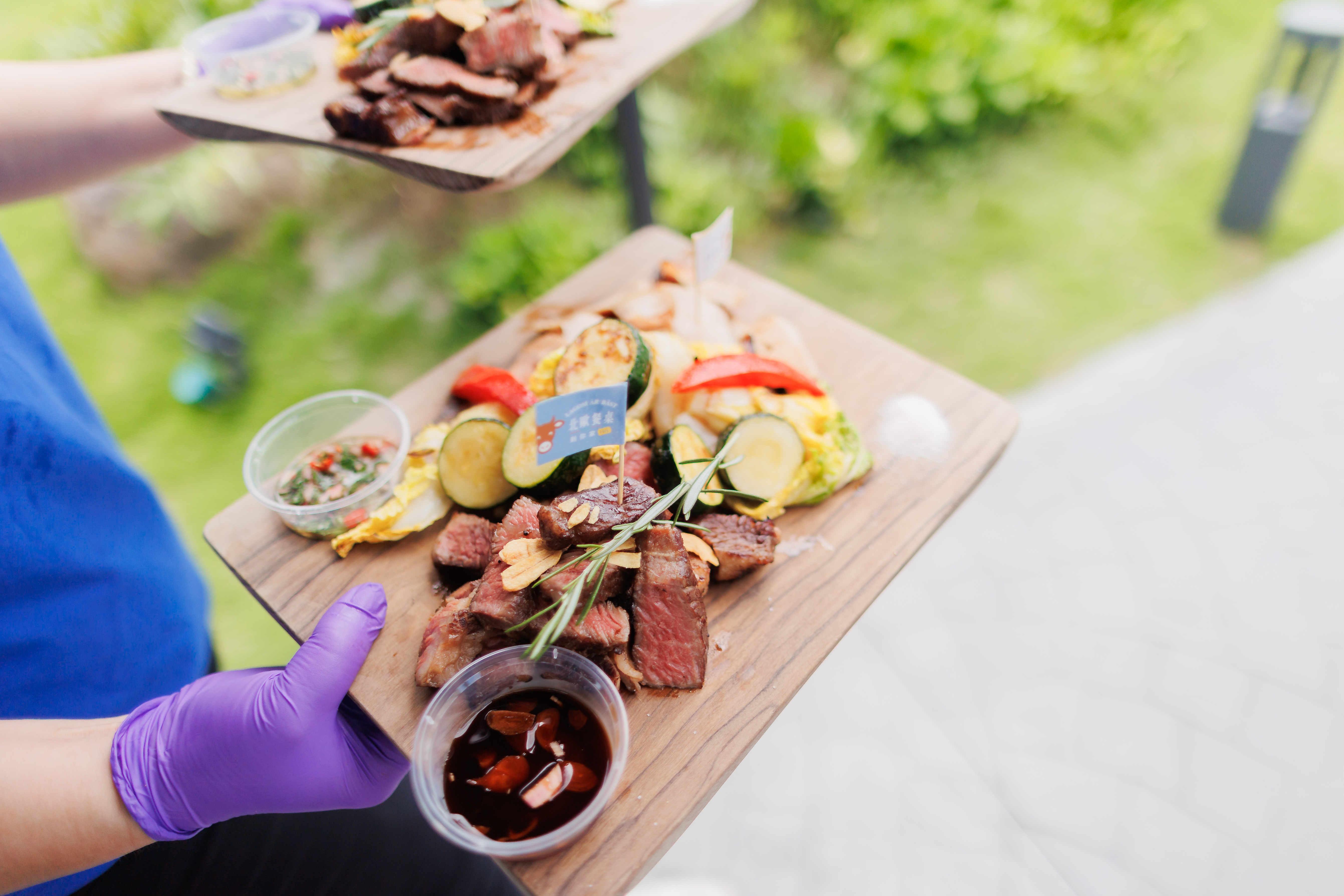宜蘭民宿包棟與到府私廚：桌邊現切牛排與烤蔬菜實景